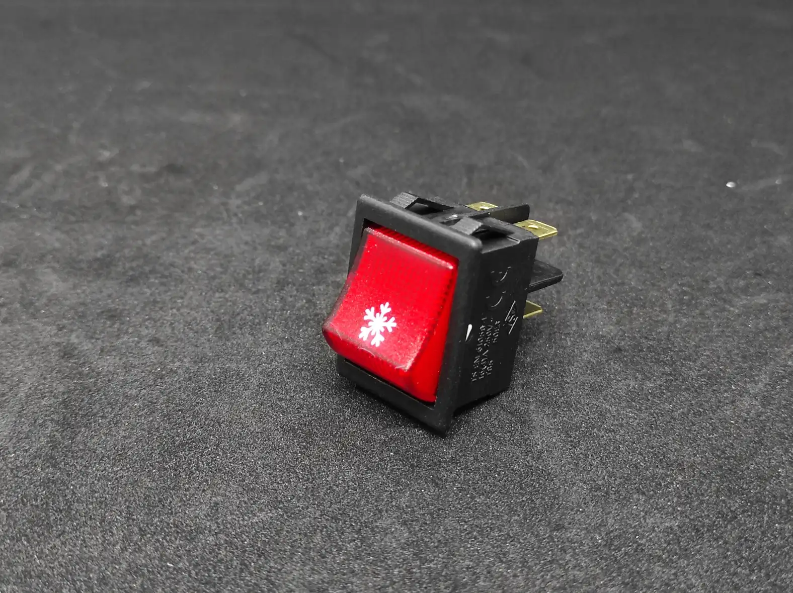 KARE ANAHTAR KIRMIZI KAR