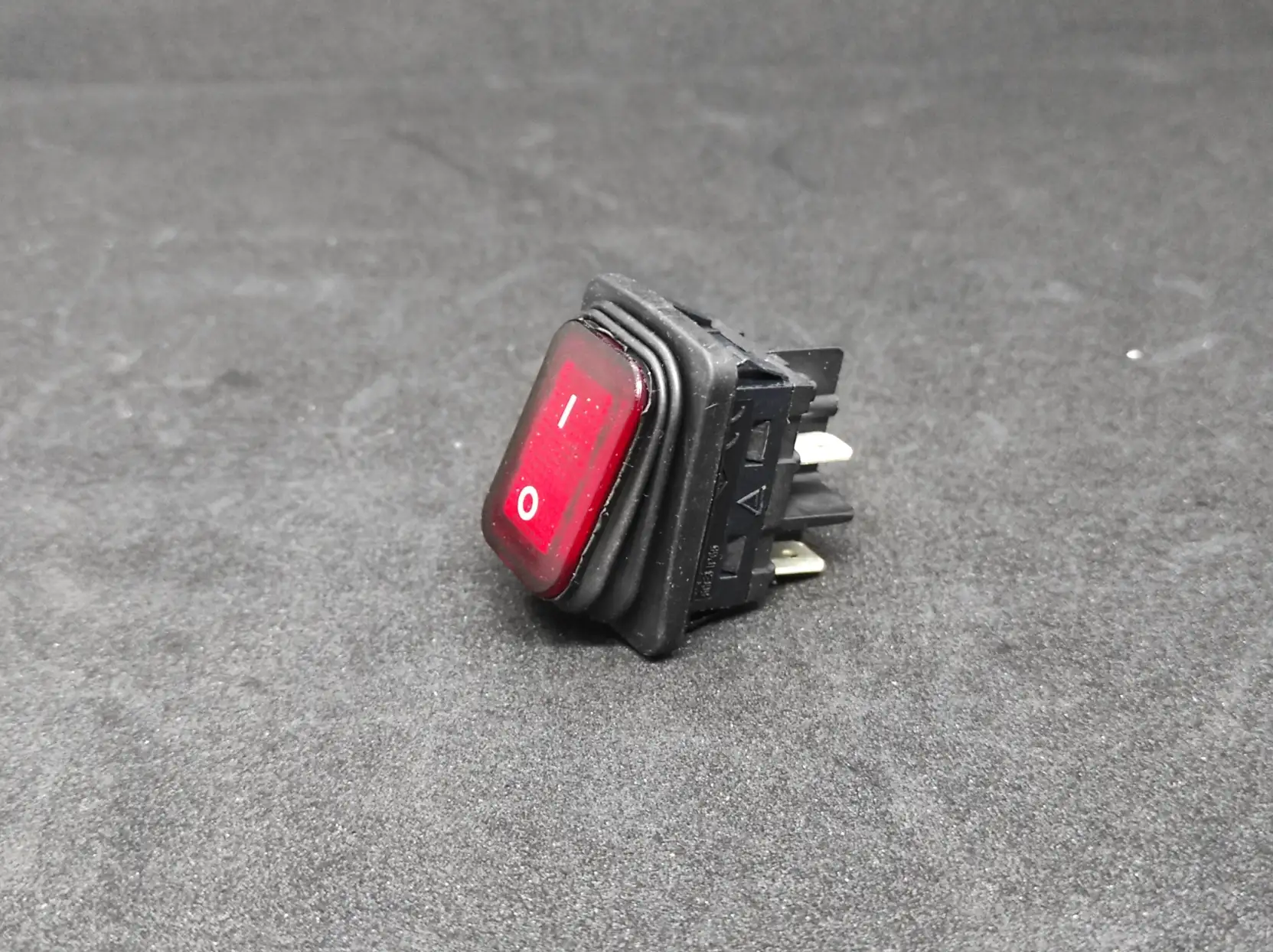 KÖRÜKLÜ ANAHTAR KIRMIZI 0-1